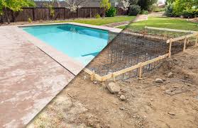 une piscine remplie d'eau et une piscine en construction