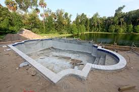 une piscine en pleine construction